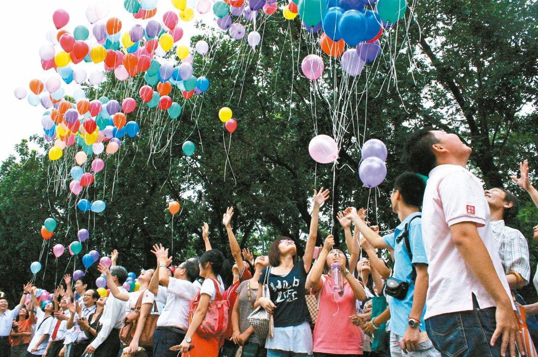 兩岸年輕人赴對(duì)岸交流后,能否增加好印象,備受關(guān)切。圖為兩岸學(xué)生一起放飛氣球,放飛夢(mèng)想 兩岸年輕人赴對(duì)岸交流后,能否增加好印象,備受關(guān)切。圖為兩岸學(xué)生一起放飛氣球,放飛夢(mèng)想