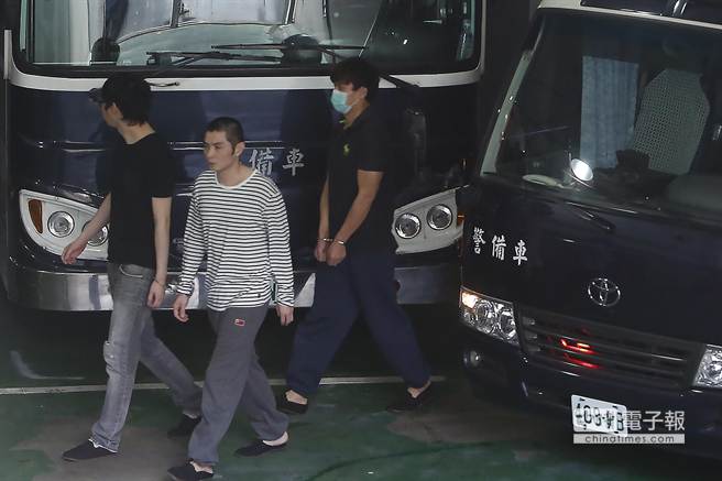 臺北夜店殺警案今將偵結(jié)起訴60多人,嫌犯曾威豪(圖右)遭求處重刑。(圖片來源:臺灣中時電子報) 臺北夜店殺警案今將偵結(jié)起訴60多人,嫌犯曾威豪(圖右)遭求處重刑。(圖片來源:臺灣中時電子報)