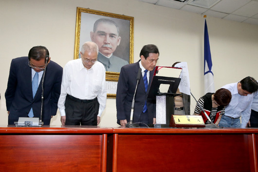 國民黨在縣市長選舉中受到重挫,黨主席馬英九率黨內(nèi)高層在記者會上鞠躬道歉 國民黨在縣市長選舉中受到重挫,黨主席馬英九率黨內(nèi)高層在記者會上鞠躬道歉