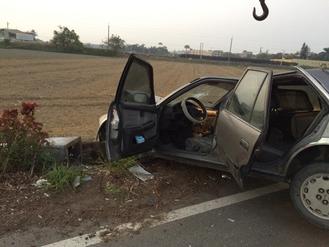 天氣冷老人開車突然暈眩車子失控撞斷電桿(圖) 天氣冷老人開車突然暈眩車子失控撞斷電桿(圖)