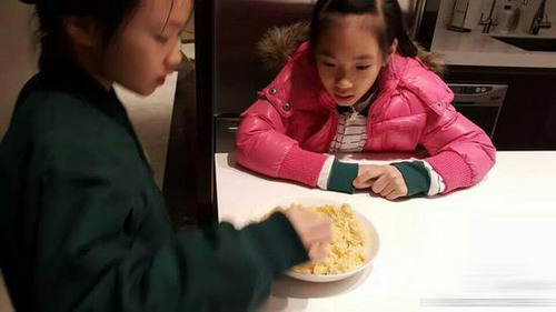 小S下廚做炒飯獲女兒捧場:像鼓勵戒酒的人(圖) 小S下廚做炒飯獲女兒捧場:像鼓勵戒酒的人(圖)