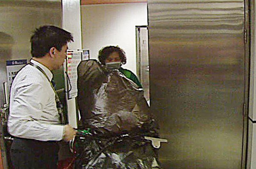 男子地鐵里揮滅火器遭逮躲垃圾袋內被推離警局