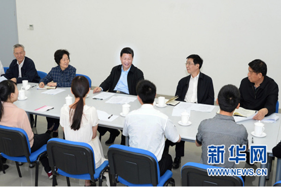 2013年5月14日,習近平在天津考察工作時,與大學生村官代表楊代顯等座談。新華社記者 李濤攝