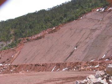 昭覺發(fā)現(xiàn)的第一批恐龍足跡群,現(xiàn)已遭破壞成為一片亂石。巖壁上縱橫交錯(cuò)的便是恐龍足跡。