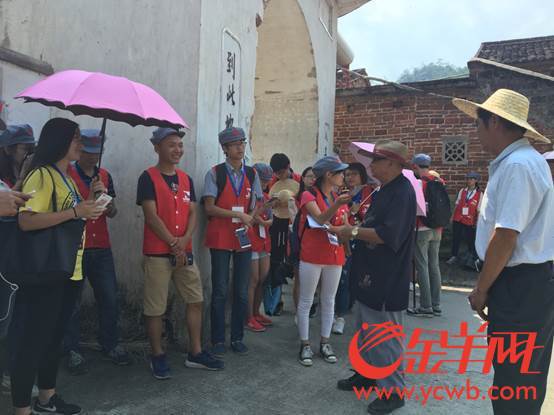 當地干部介紹恩村精準扶貧相關情況。