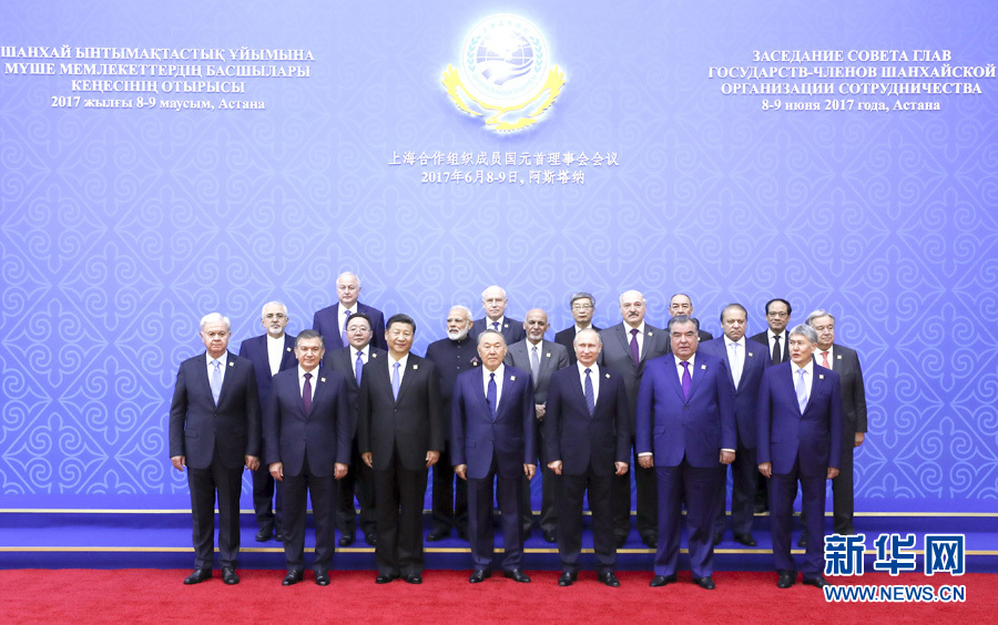 6月9日,國家主席習近平在哈薩克斯坦首都阿斯塔納出席上海合作組織成員國元首理事會第十七次會議并發表重要講話。這是大范圍會議開始前,出席會議的各國領導人以及國際和地區組織負責人、代表等集體合影。新華社記者 丁林 攝