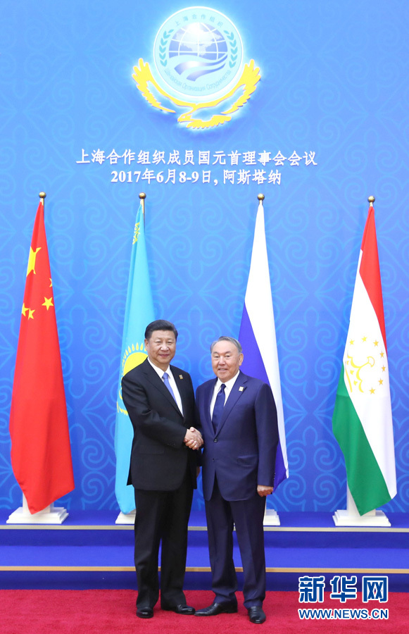 6月9日,國家主席習近平在哈薩克斯坦首都阿斯塔納出席上海合作組織成員國元首理事會第十七次會議并發表重要講話。這是習近平出席會議時,受到哈薩克斯坦總統納扎爾巴耶夫的熱情迎接。新華社記者 馬占成 攝