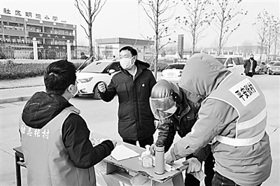 把提案議案寫在抗擊疫情的第一線——代表委員的抗疫日歷