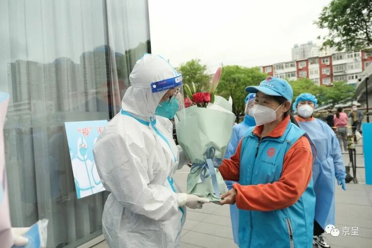 “大白”媽媽,節日快樂!