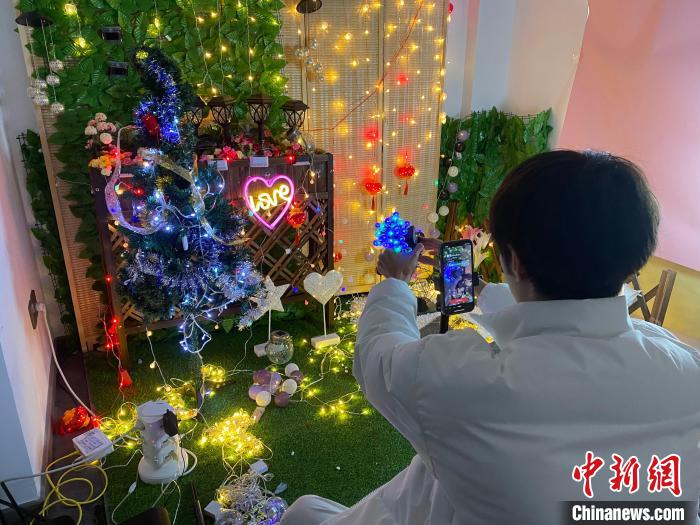 董庭宇布置直播現場 受訪者供圖