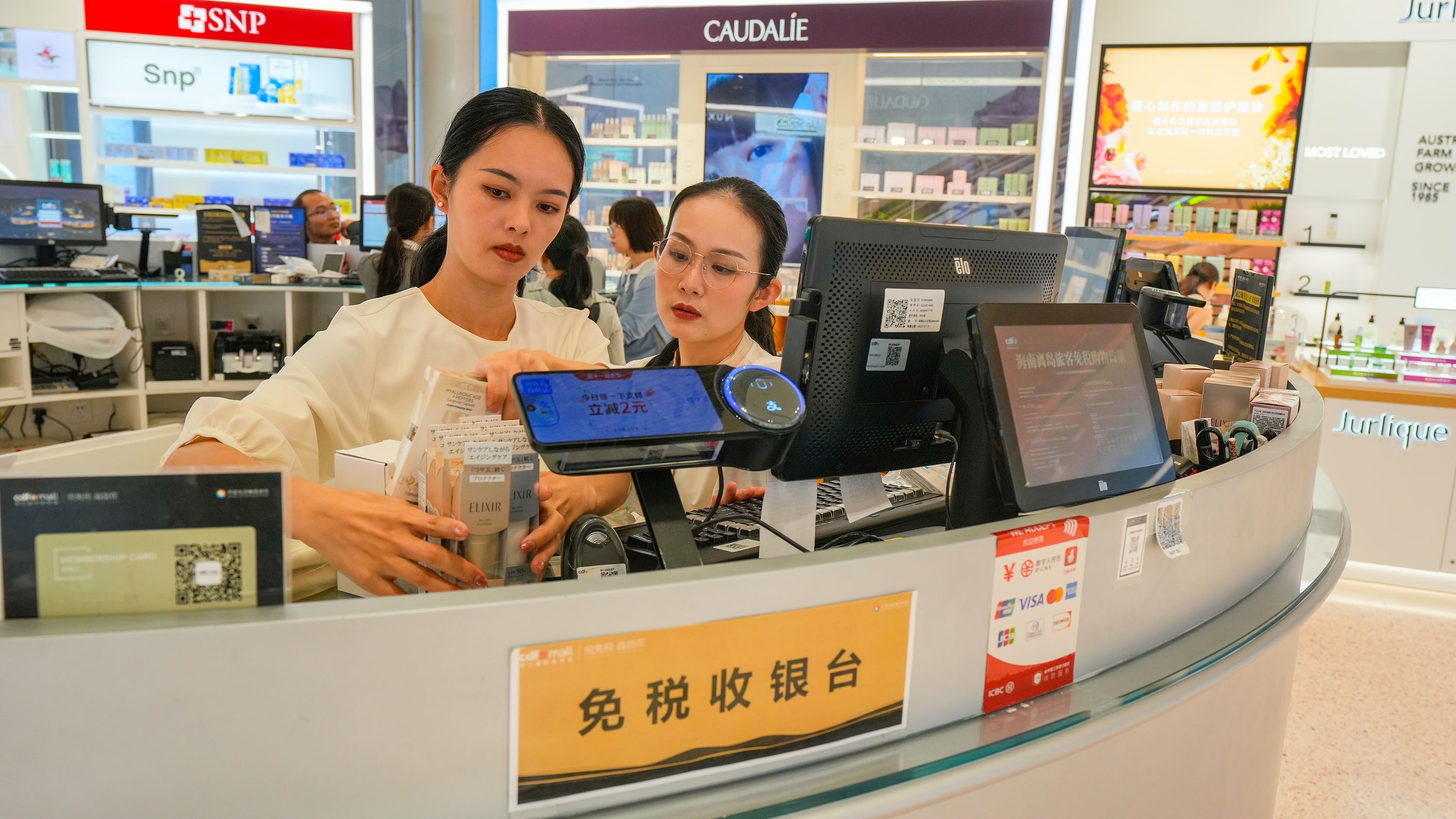 2025年11月1日,海口,cdf海口國際免稅城內人頭攢動,眾多旅客在選購免稅商品。