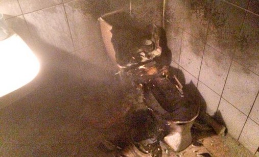蟑螂先打死再燒毀,尸體丟進(jìn)馬桶瞬間爆炸 蟑螂先打死再燒毀,尸體丟進(jìn)馬桶瞬間爆炸