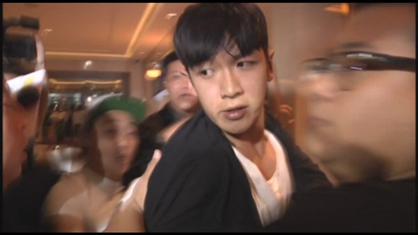 柯震東獲釋,警方幫忙躲開媒體圍堵。(圖) 柯震東獲釋,警方幫忙躲開媒體圍堵。(圖)