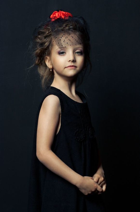 �������ˊʘ�(l��)Ӎ ���_˹�}��ͯģ��������(Angelina Kurkina)�l(f��)��һ�M��(xi��)��,��Ƭ��С�������Ͱ�׃,�·��`�䷲�g��