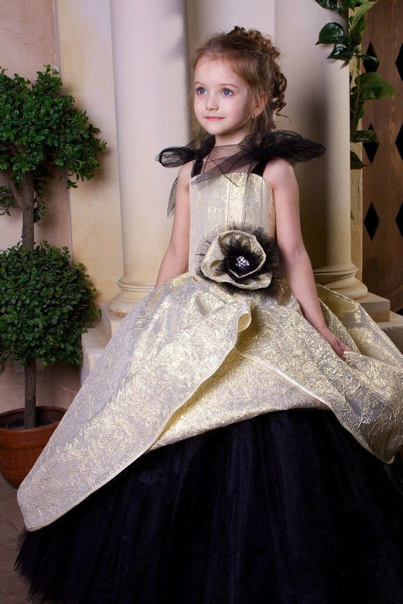 �������ˊʘ�(l��)Ӎ ���_˹�}��ͯģ��������(Angelina Kurkina)�l(f��)��һ�M��(xi��)��,��Ƭ��С�������Ͱ�׃,�·��`�䷲�g��