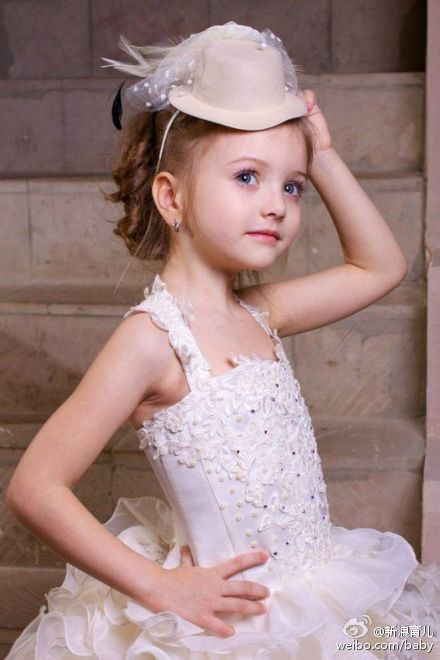 �������ˊʘ�(l��)Ӎ ���_˹�}��ͯģ��������(Angelina Kurkina)�l(f��)��һ�M����,��Ƭ��С�������Ͱ�׃,�·��`�䷲�g��