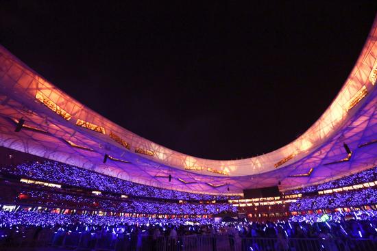 五月天粉絲攢一個(gè)月錢買到假票 鳥巢外淚奔 五月天粉絲攢一個(gè)月錢買到假票 鳥巢外淚奔