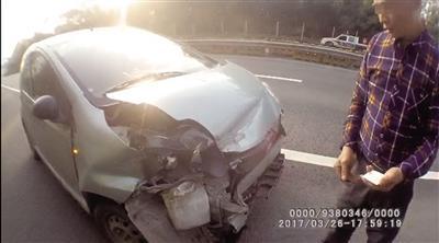 出事的小轎車。