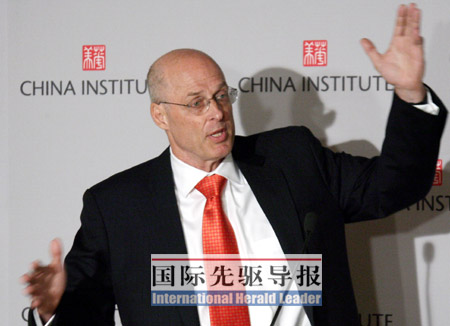 11月8日,美國財政部長保爾森在紐約舉行的“第四屆華美協(xié)進社企業(yè)家高峰會議”上就中美戰(zhàn)略經(jīng)濟對話的進展發(fā)表講話。 本報記者 侯俊/攝