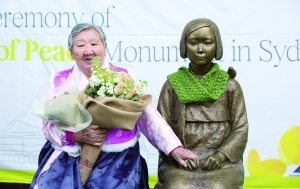 安倍出席廣島核爆紀念儀式遇抗議 被指欺騙國民 安倍出席廣島核爆紀念儀式遇抗議 被指欺騙國民