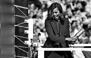 米歇爾·奧巴馬摔酒瓶慶祝美軍艦交付的資料照片。