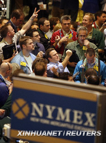 11月7日,交易員們在美國紐約商品交易所內(nèi)工作。因美國商用油庫存降幅小于預(yù)期及市場獲利回吐,7日紐約指標原油期價微跌0.33美元,收市報每桶96.37美元。但油價當(dāng)天盤中創(chuàng)98.62美元歷史新高。 新華社/路透