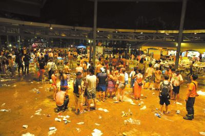 6月27日,發生爆炸后人們聚集在新北市八仙水上樂園的空地上。新華社發