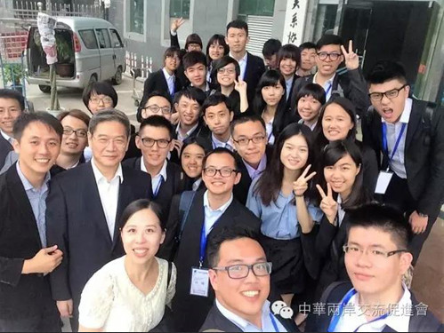 張志軍與臺灣青年自拍合影。來源:中國臺灣網(wǎng)