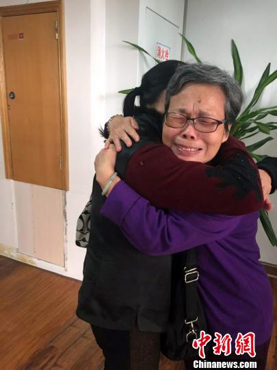 患病臺胞親屬擁抱南寧市臺辦主任何見霜,表達感激之情。 韋粵桂 攝