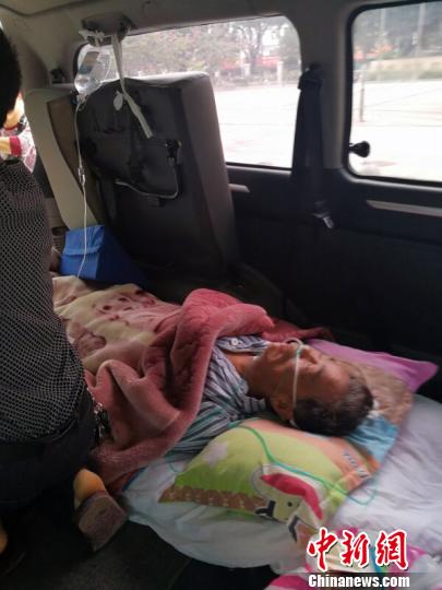 患病臺胞搭乘救護車轉送福建廈門。 莊昌文 攝