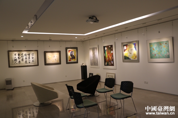 黃金德家地下一層的墻上掛滿了他的作品 黃金德家地下一層的墻上掛滿了他的作品