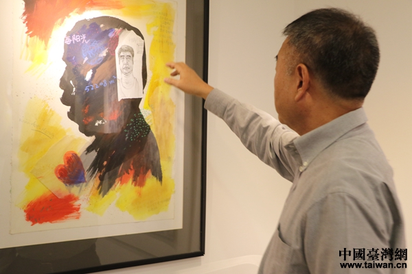 黃金德向記者講述畫上記錄的內容 黃金德向記者講述畫上記錄的內容