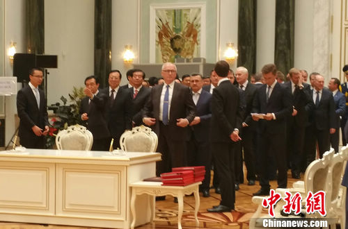 習近平訪白有趣一幕省長部長排隊上場簽約(圖)