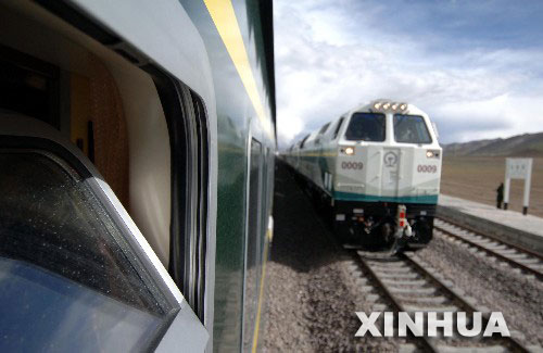 7月1日18時(shí)05分,從格爾木駛出的“青1”次列車和從拉薩駛出的“藏2”次列車在布強(qiáng)格車站勝利“會(huì)師”!扒啵薄贝瘟熊囋诓紡(qiáng)格車站稍作停留后繼續(xù)駛向拉薩,“藏2”次列車則不停靠布強(qiáng)格車站,直接駛向格爾木。 新華社記者嘎瑪攝