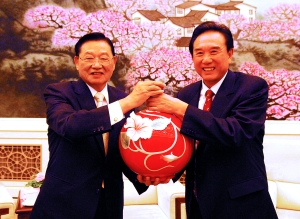 昨日下午,海基會董事長江丙坤向海協會會長陳云林贈送一個精美的花瓶。當天陳云林會見了海基會新聞交流團一行。郭新 攝