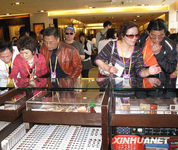 3月16日,“心印寶島萬人行”首發(fā)團的游客在臺北故宮選購紀念品。