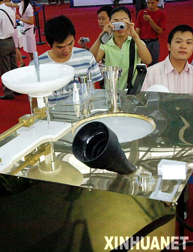 10月13日,觀眾在高交會(huì)展廳里參觀“嫦娥一號”人造月球衛(wèi)星模型。